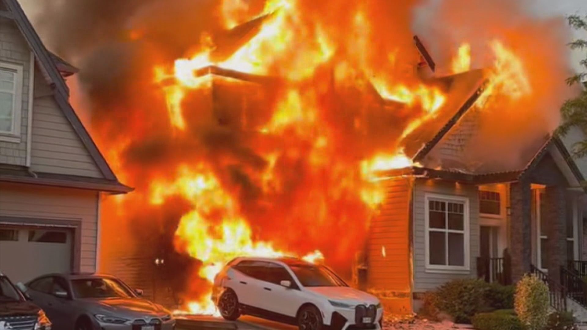 Пожар с две аларми изтръгнат през дом в Сури в