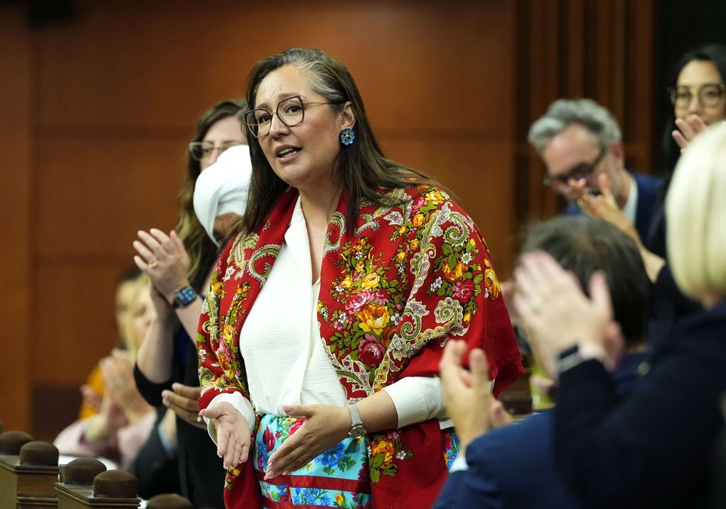 Федералният министър на коренните служби казва че нейното правителство планира