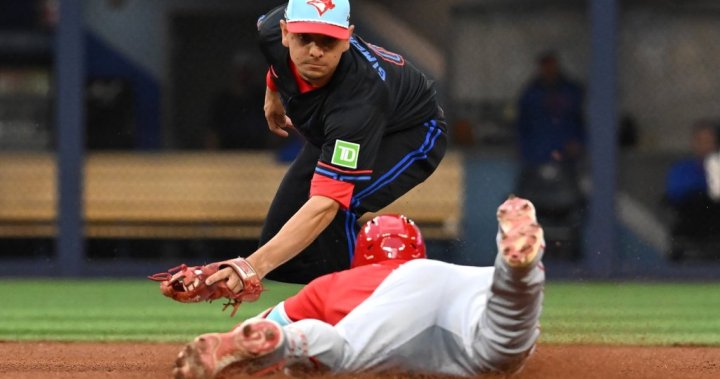 Торонто грешка в хвърлянето която пътува по първата база линията от