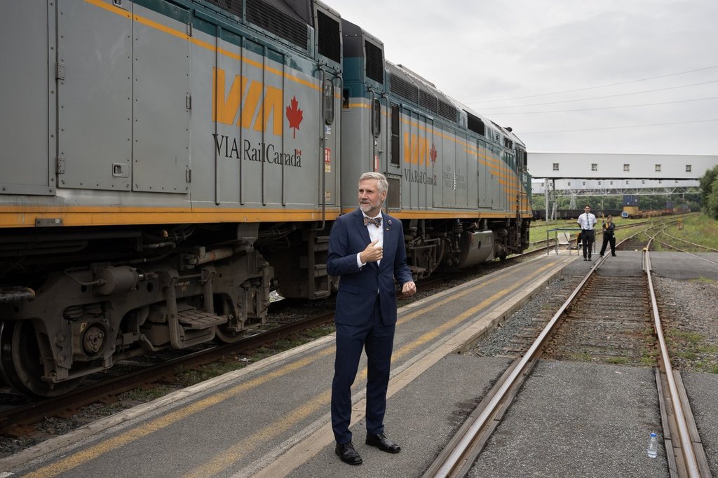 Изпълнителният директор на Via Rail казва че Crown Corporation иска