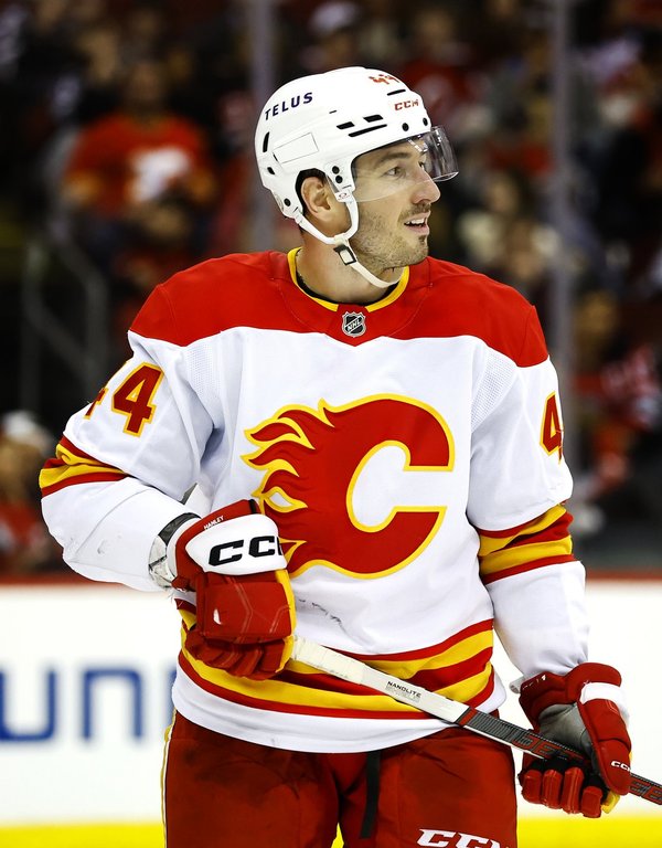 Калгари пламъците удължиха защитника на Джоел Ханли до две години