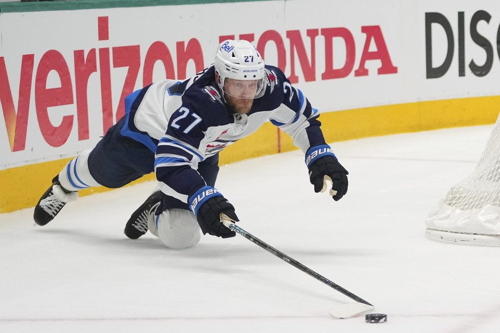 nikolaj ehlers размахва сбогом на струите на Winnipeg Крилото подписа