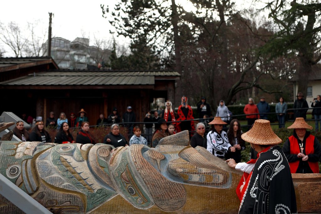 Двойка доклади от Британска Колумбия подробно описва сложния скъп и