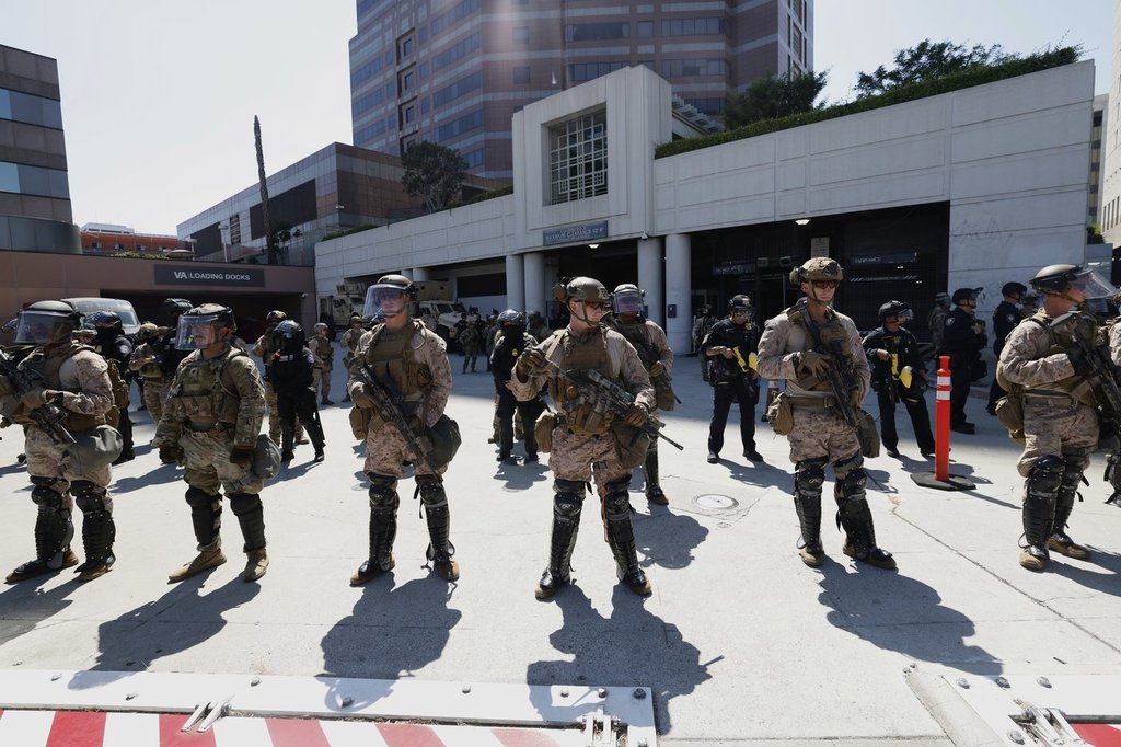 Пентагонът нареди на американските морски пехотинци да напуснат Лос Анджелис