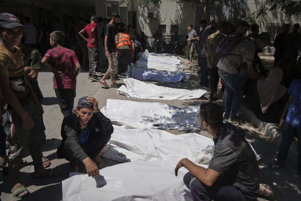 Министърът на външните работи Анита Ананд и 24 от нейните