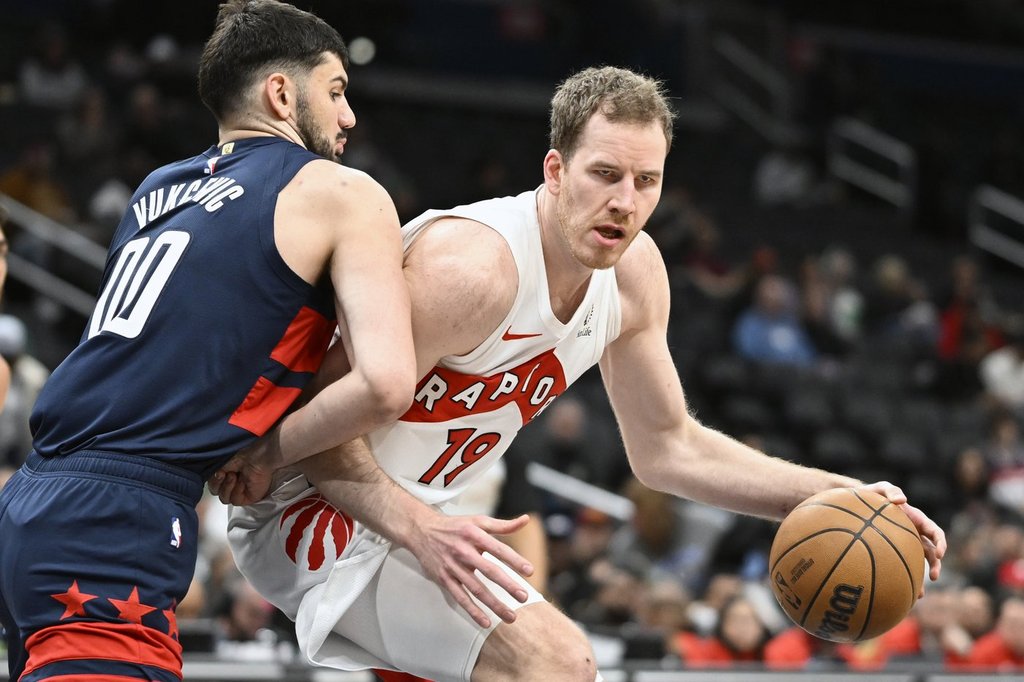 Торонто Торонто Raptors са подписали Център Якоб Poeltl в