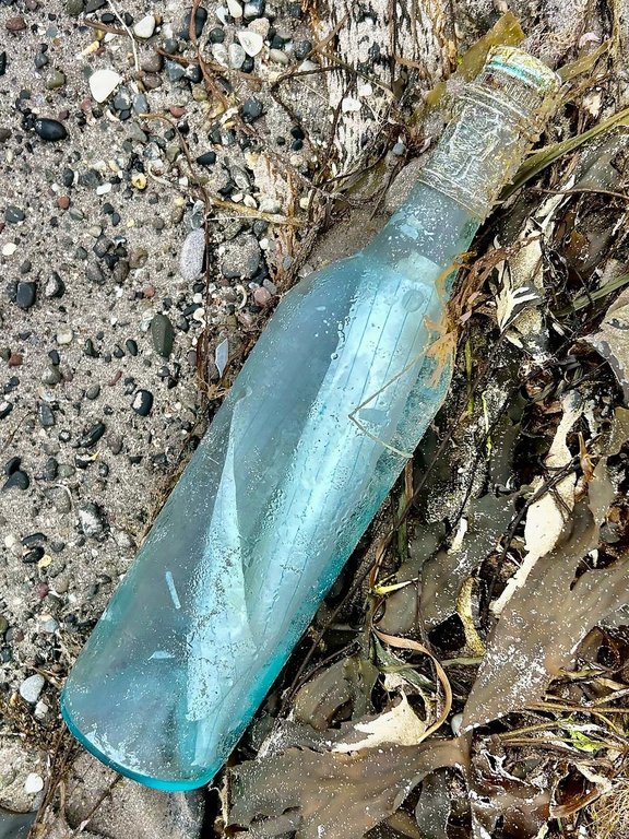 Романтично послание в бутилка хвърлена от скалите на остров край