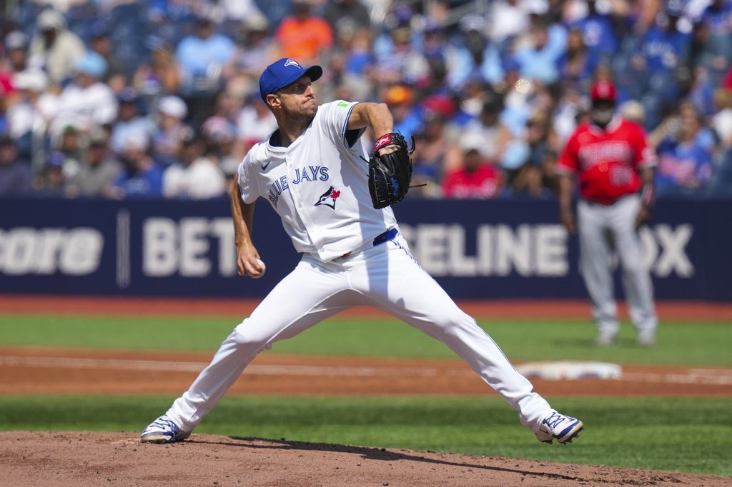 Торонто Твърдо удареният сингъл на Аддисън Барджър в Dight Field даде