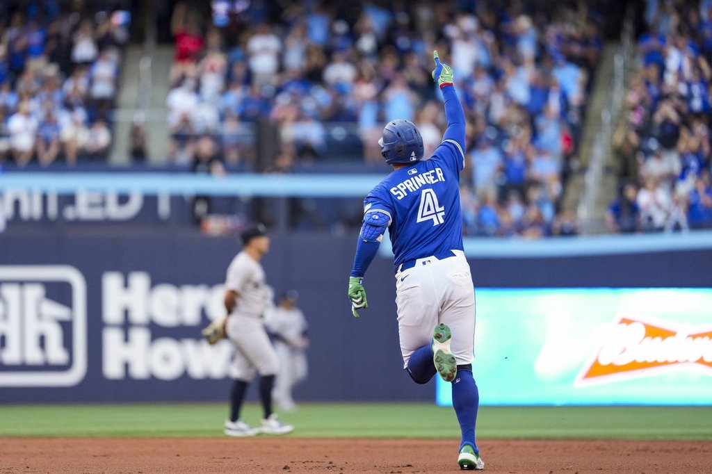 Торонто Джордж Спрингер удари чифт хомери с две бягания за да