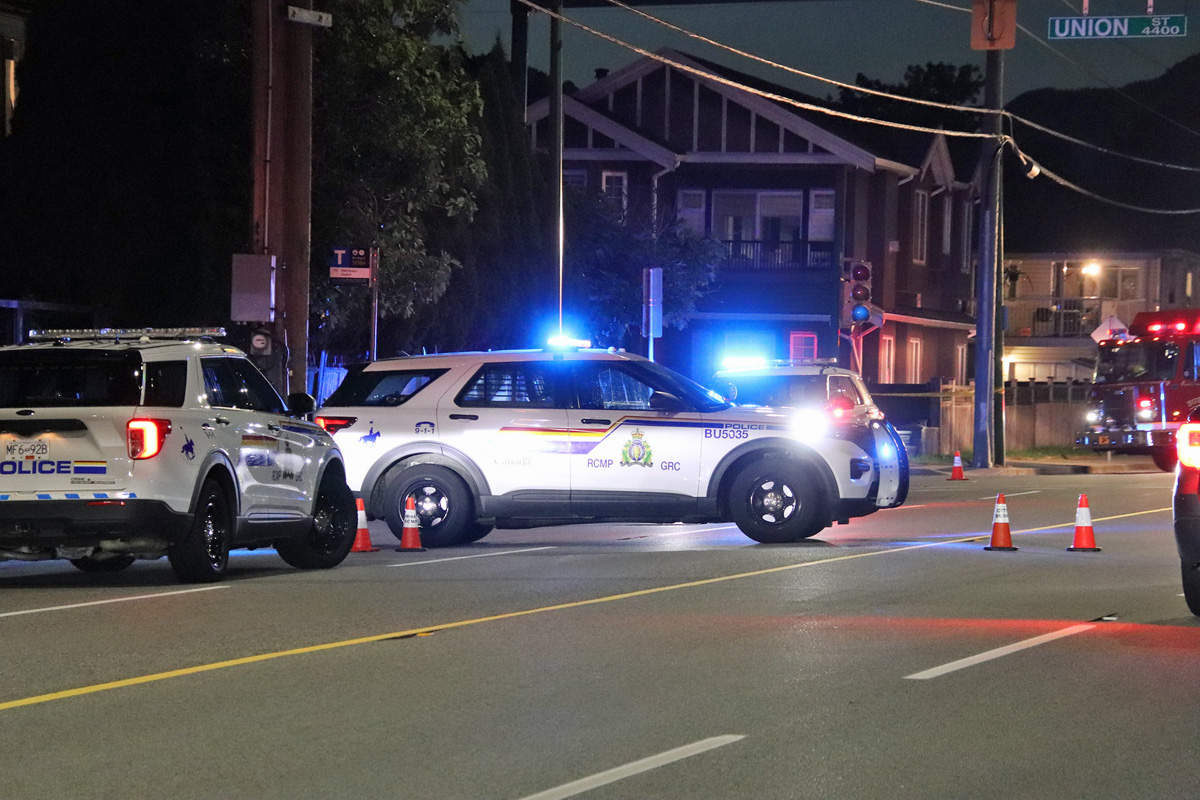 Офицерите на Burnaby RCMP разследват съобщения за хит и бягане