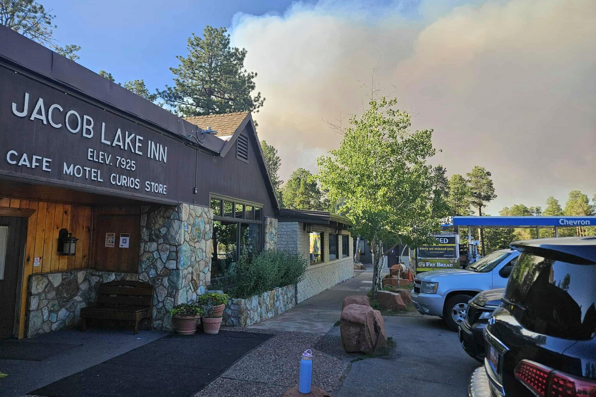 Посетители и персонал в два национални парка в САЩ са