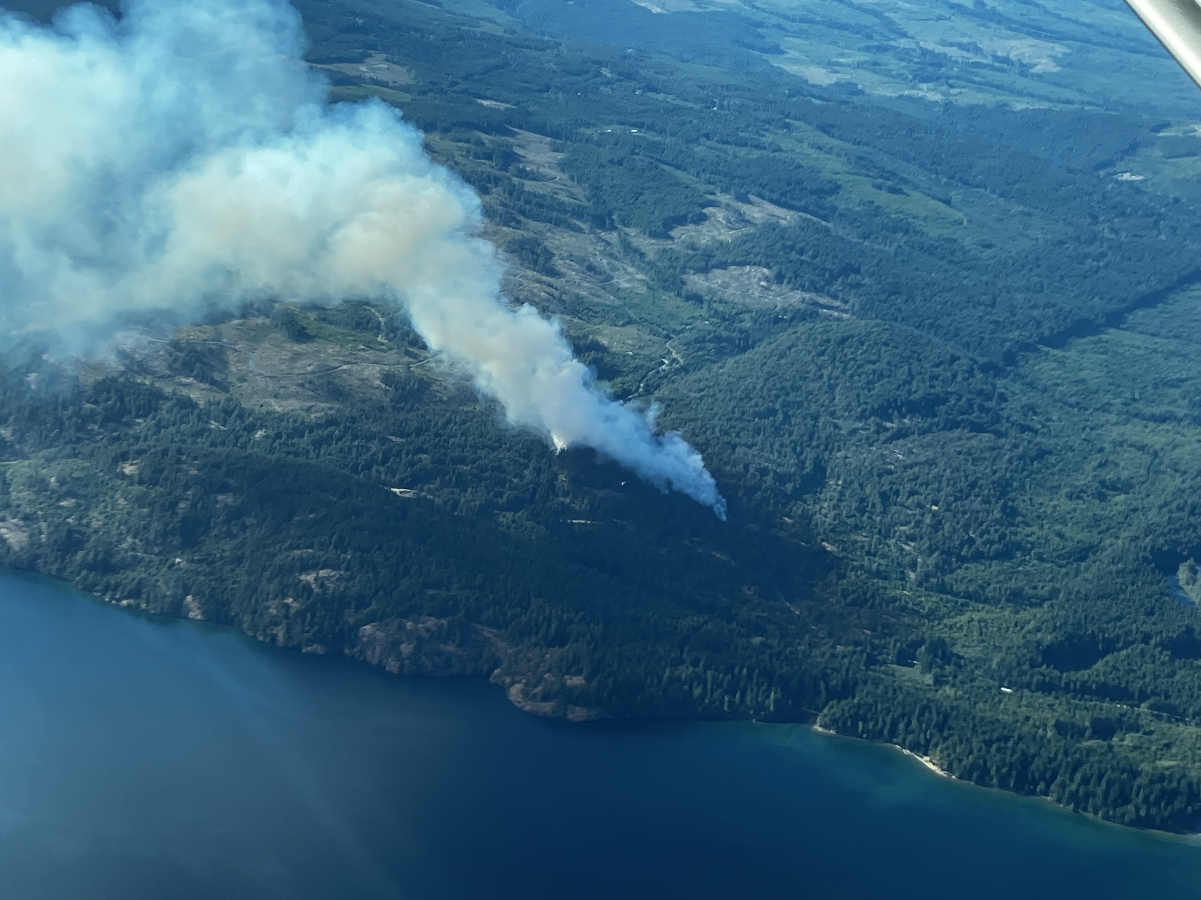 Пожарните екипажи се борят с пожар извън контрола в близост