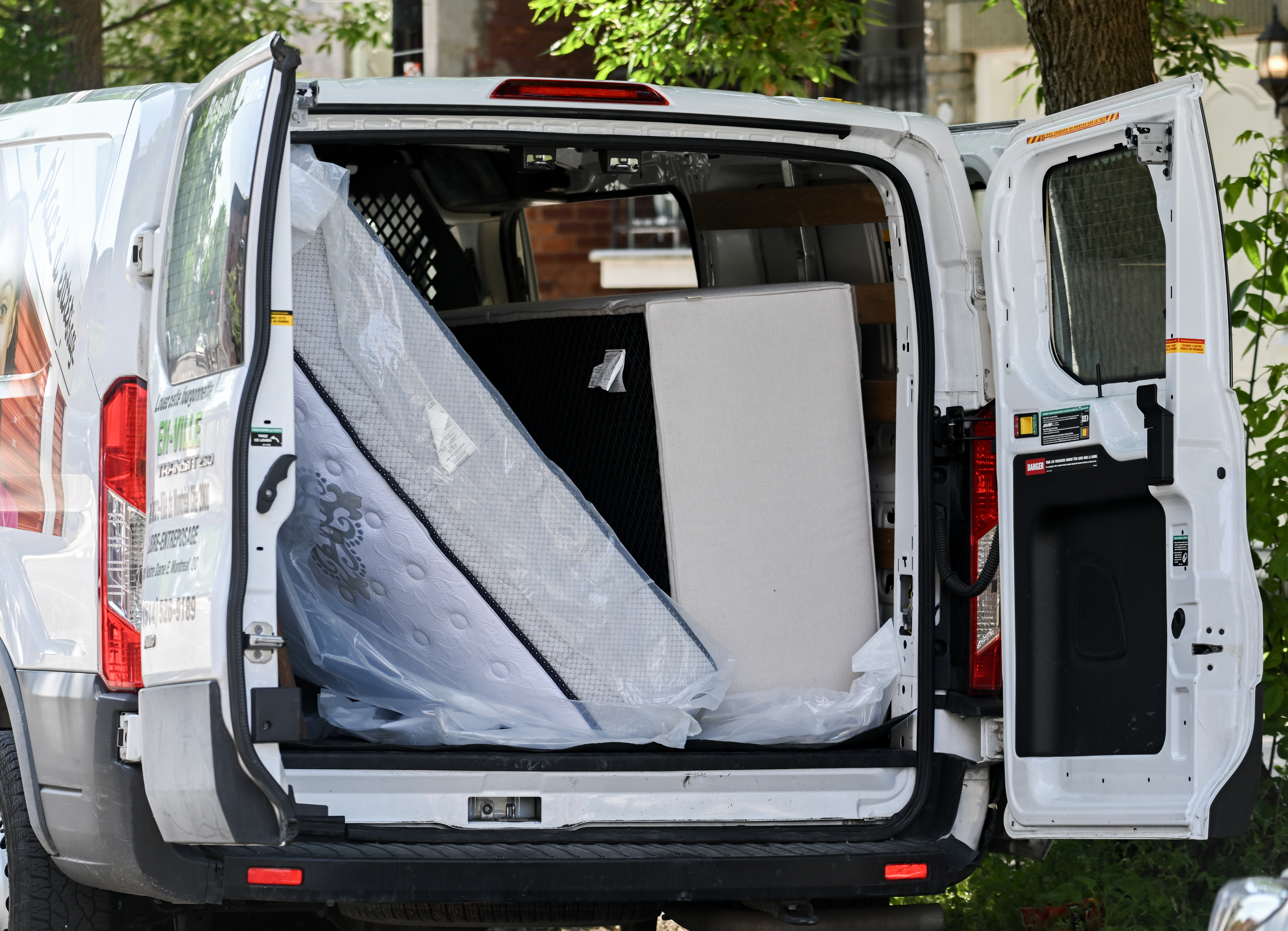 Риелтор Бари Лебоу е специализиран в подпомагането на възрастните хора да