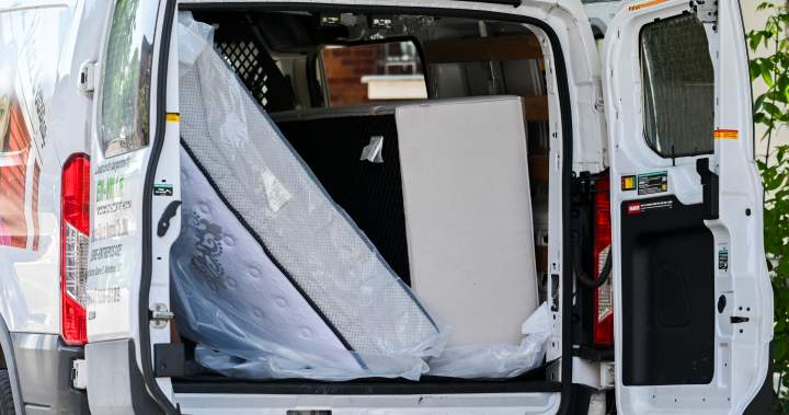 Риелтор Бари Лебоу е специализиран в подпомагането на възрастните хора да