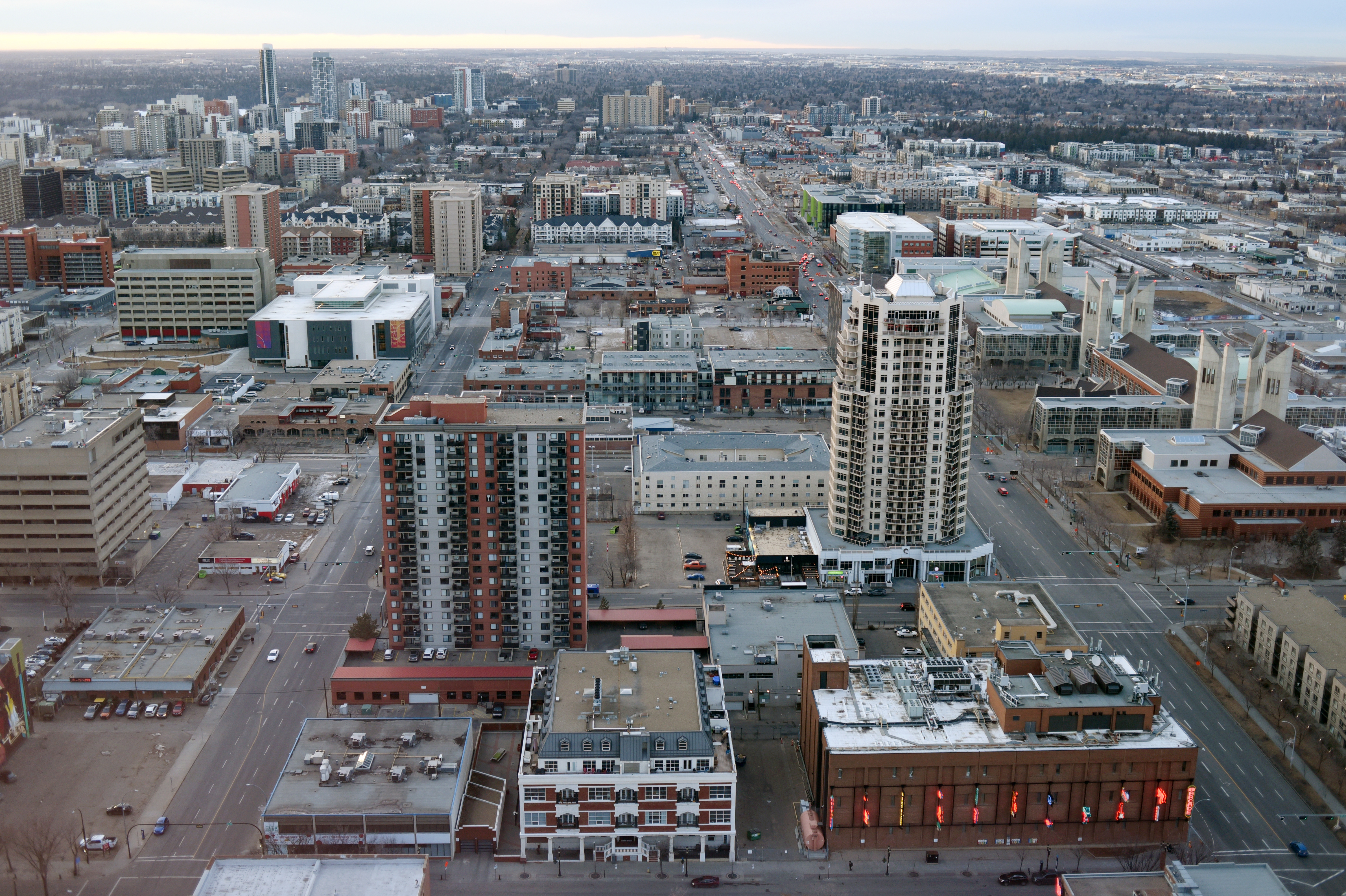 Канада започна да строи само малко повече домове през юни