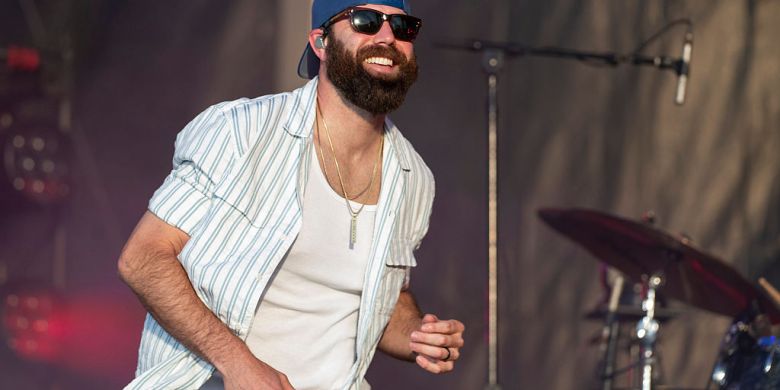 Jordan Davis on Winning His Wife’s Approval and Navigating Life as a Father of Four