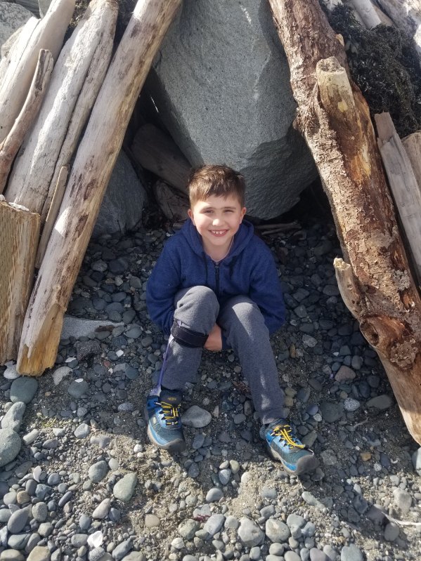 Семейство на остров Ванкувър се говори след като 11 годишният им