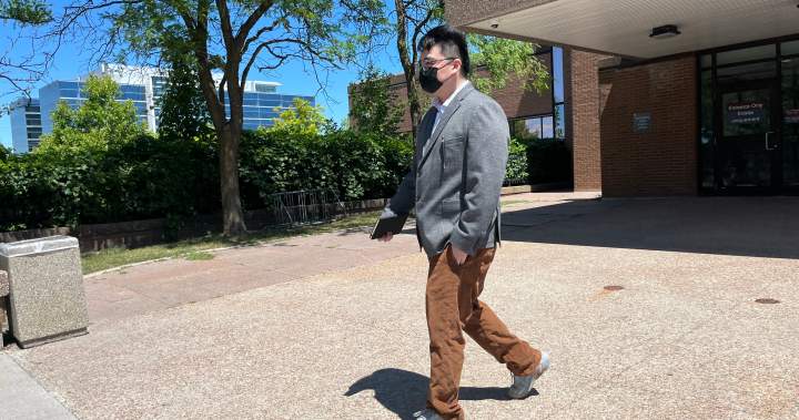 седнал в първия ред на съдебна зала на четвърти