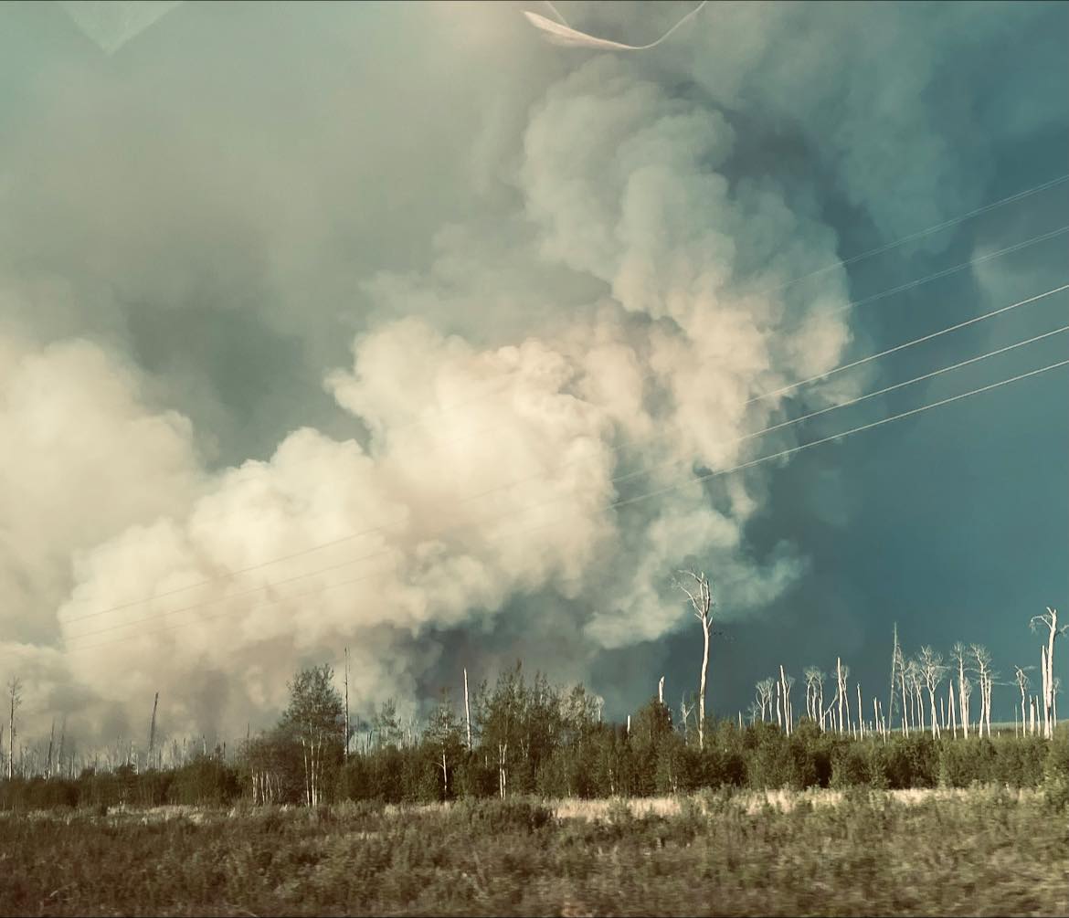 Текущият сезон на див пожар продължава да принуждава стотици от
