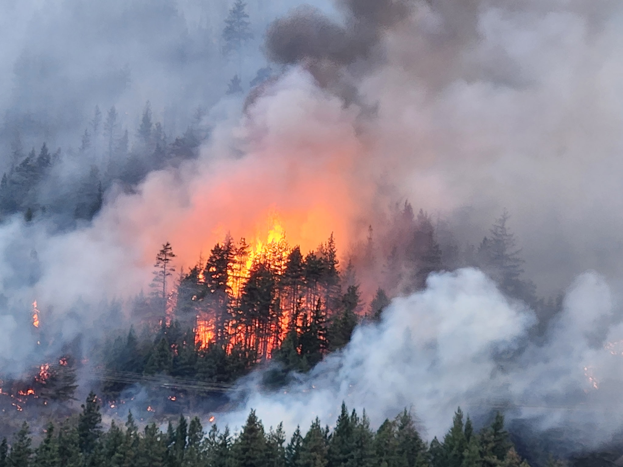 Литън Първа нация е наредил на жителите на някои от