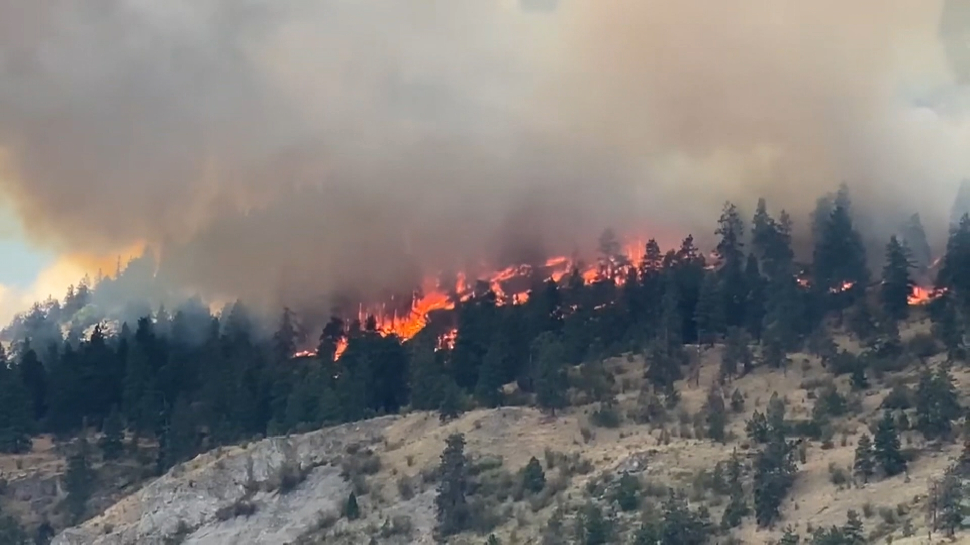 Стотици хора остават принудени от домовете си в Оканаган в