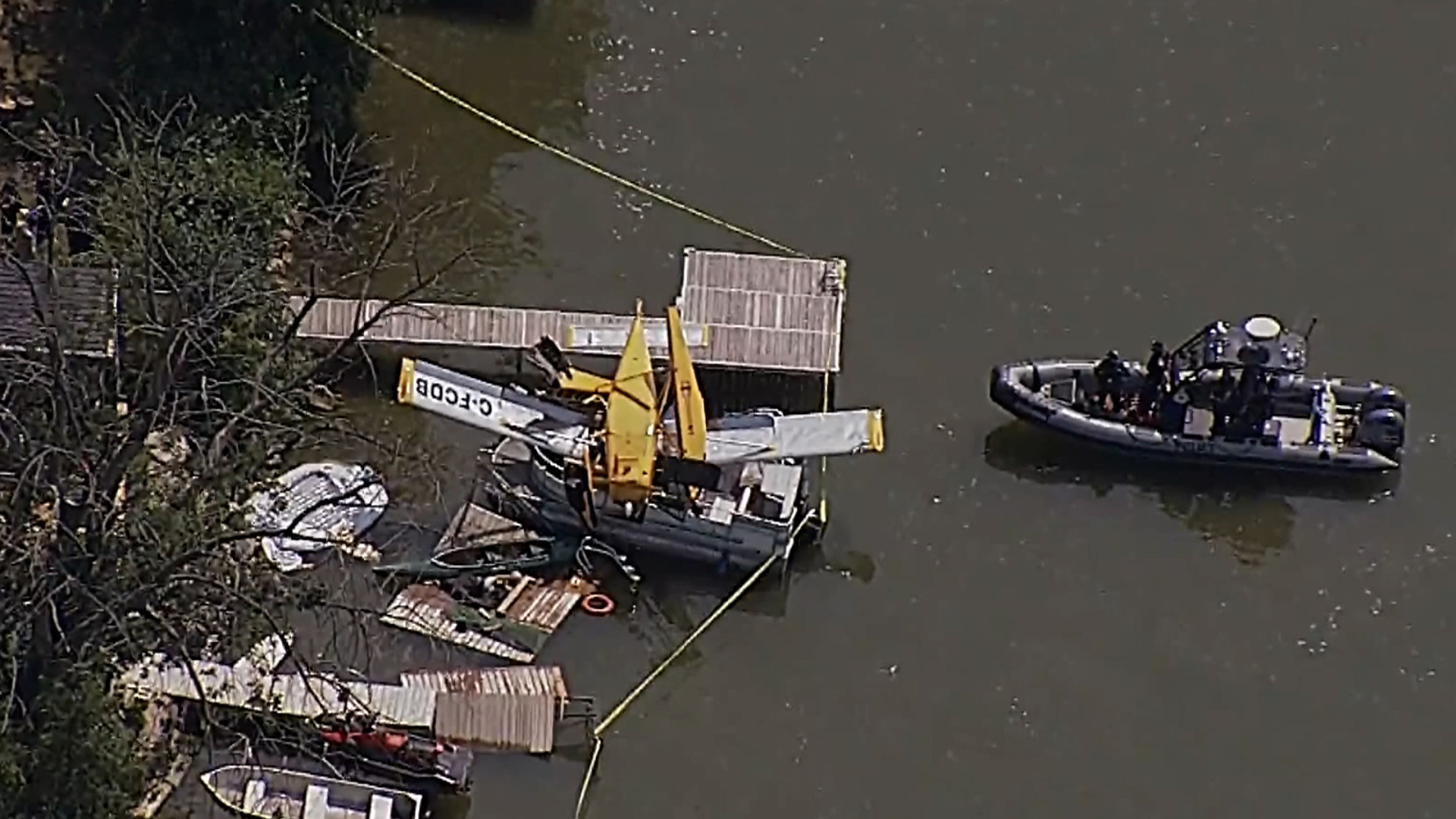 Тийнейджърско момче е загинало след като е ударено от самолет