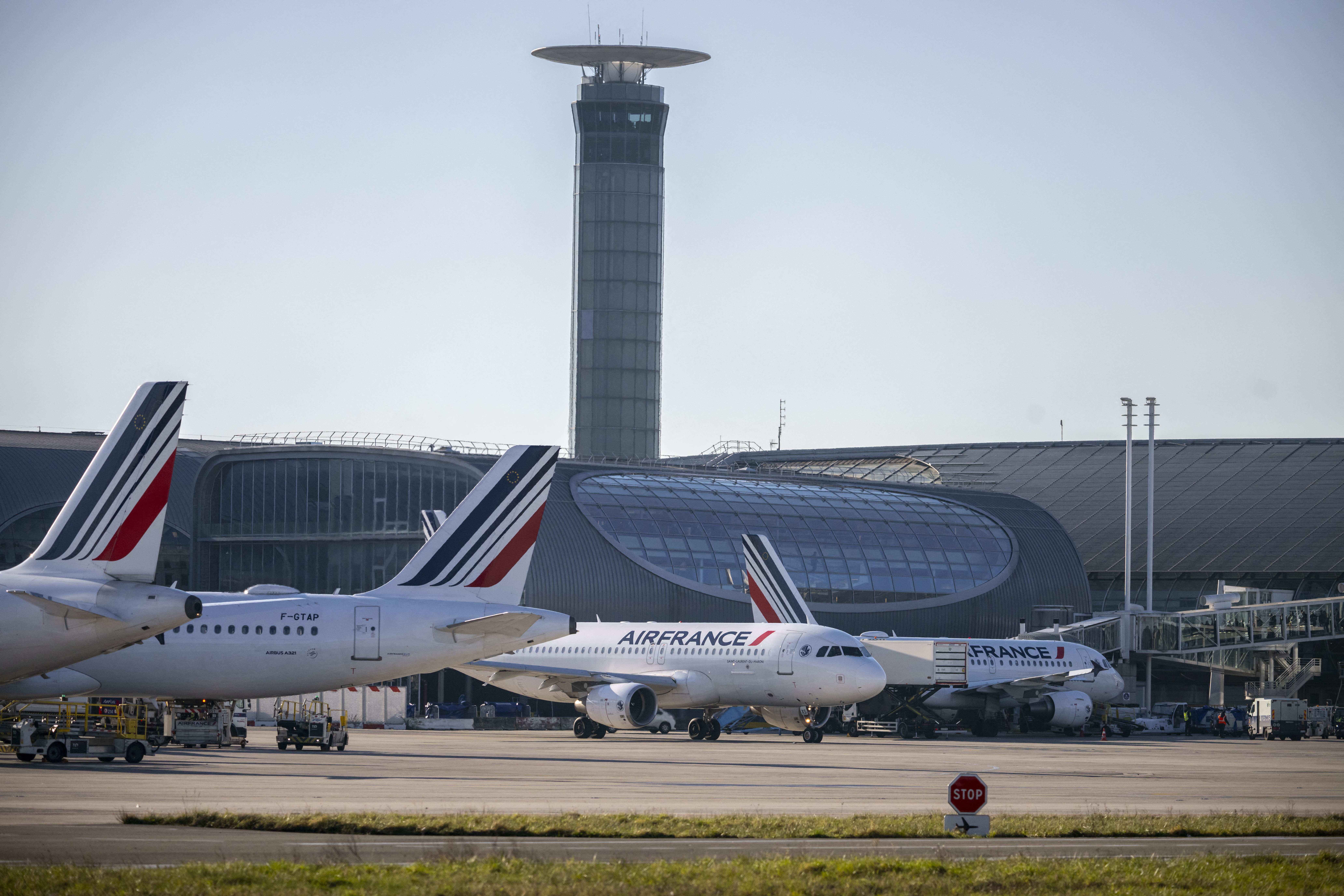 Около 40 на сто от полетите бяха отменени в петък