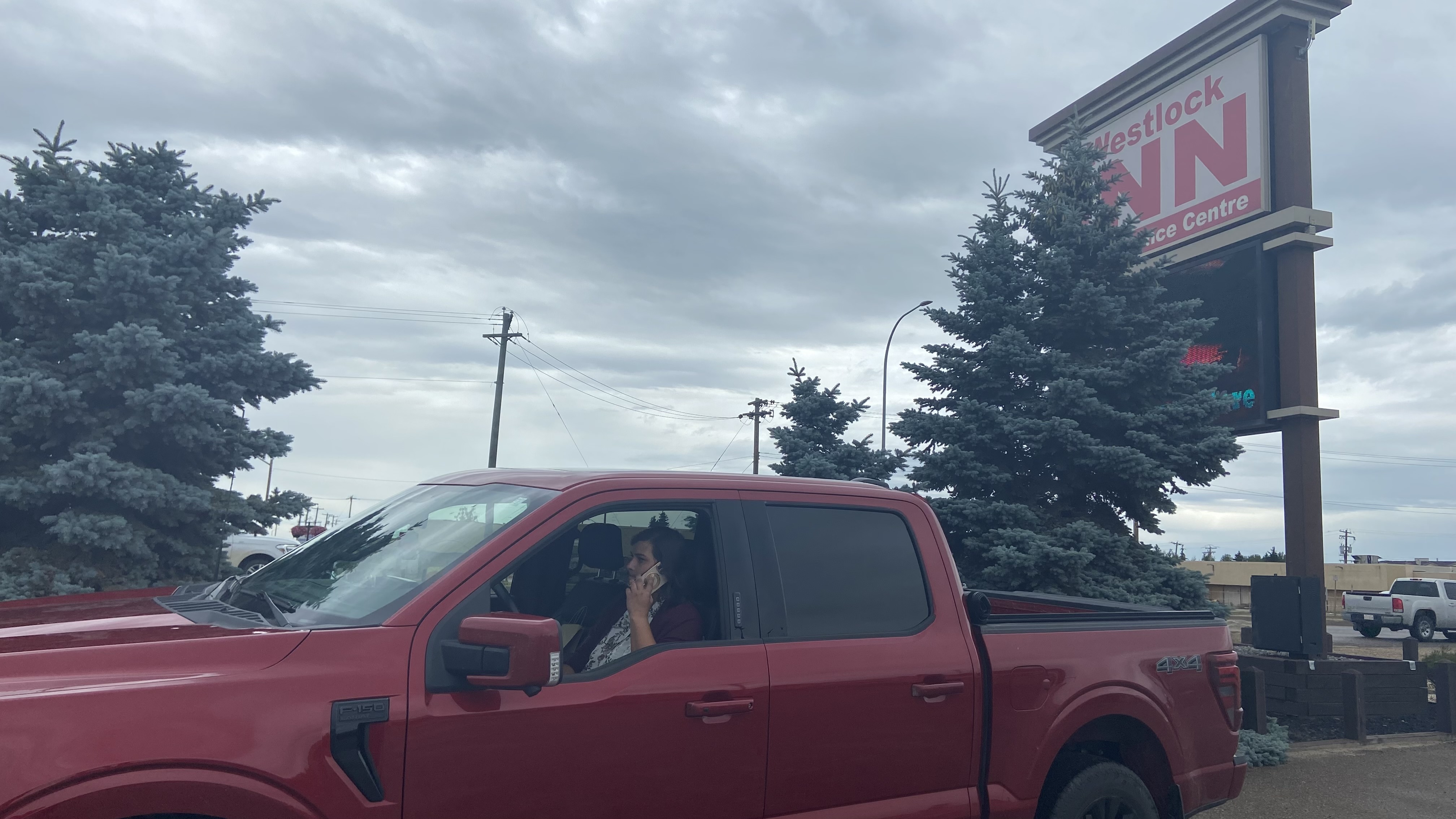 Някои хора живеещи в селски район северно от Едмънтън не