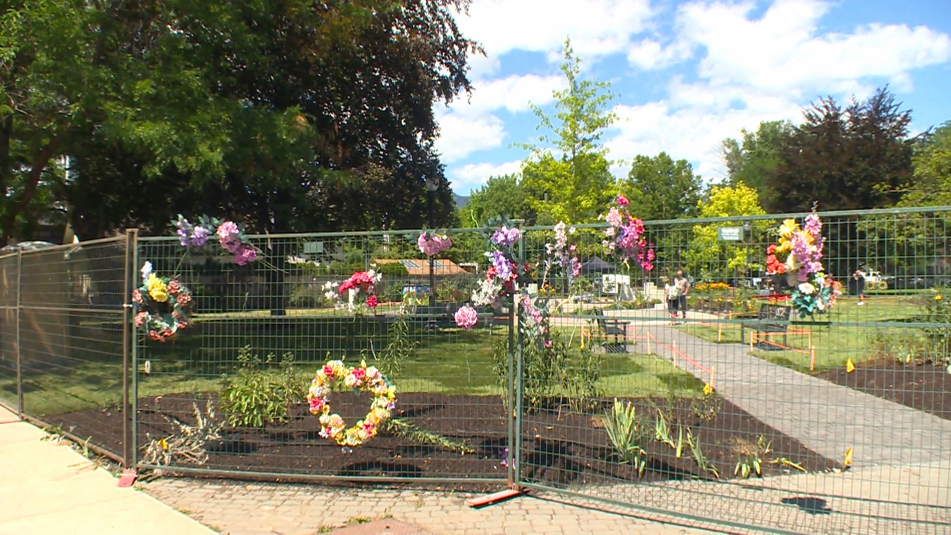 Memorial for fatal Kelowna crane collapse unveiled on anniversary