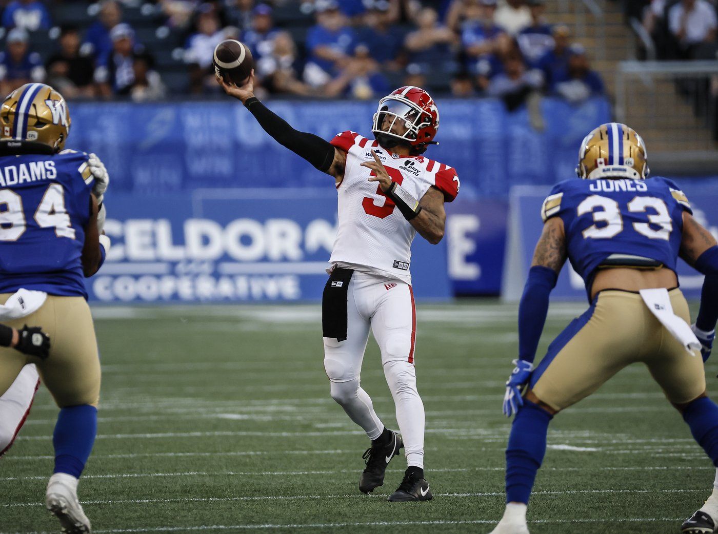 Калгари Стампедърс продължи своето господство на CFL в петък вечер