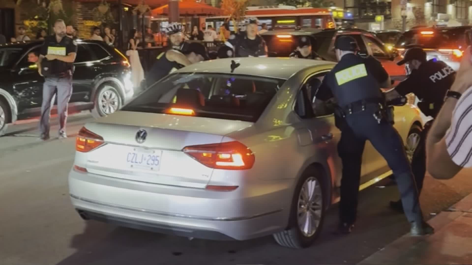 Мъж е обвинен след вирусно видео което изглежда че му