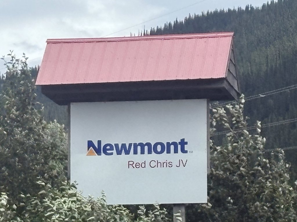 трима миньори хванати в капан под земята в северозападен B C