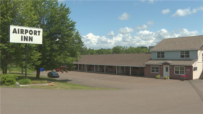 жителите на летищния хан извън Фредериктън продължават и се изнесат