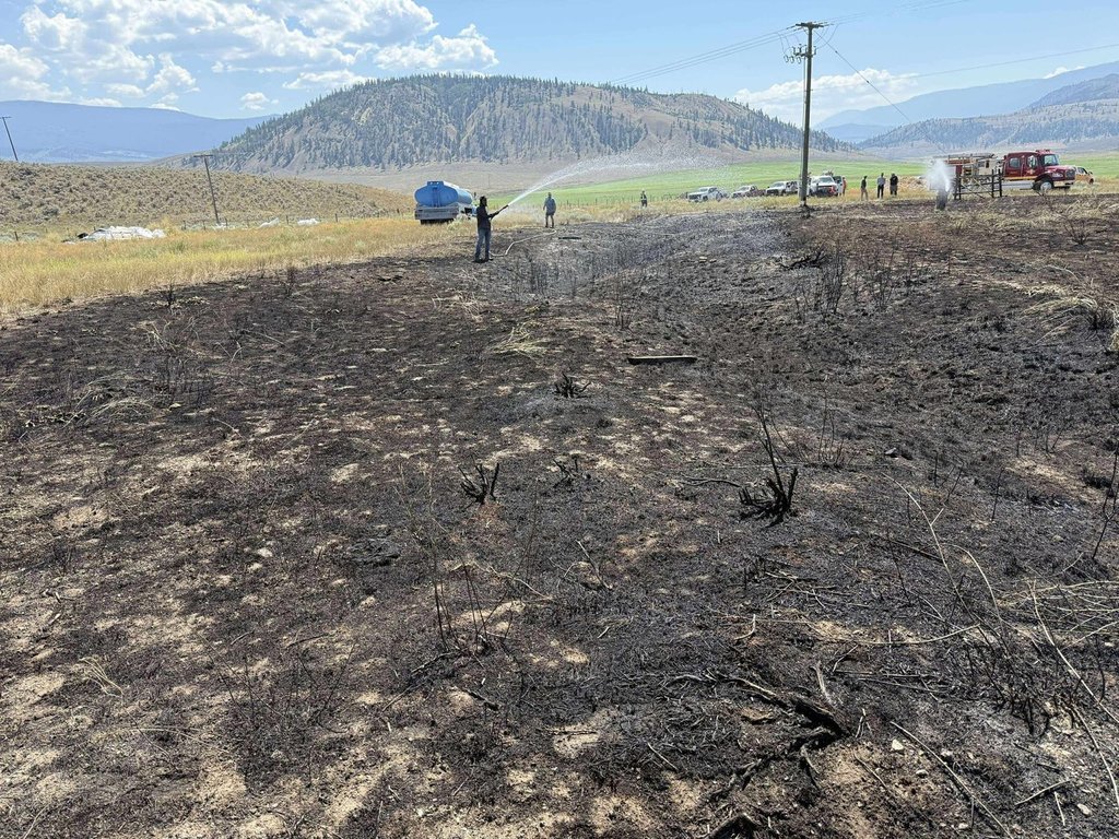 Пожарникарите казват че пожар на четка в интериора на Британска