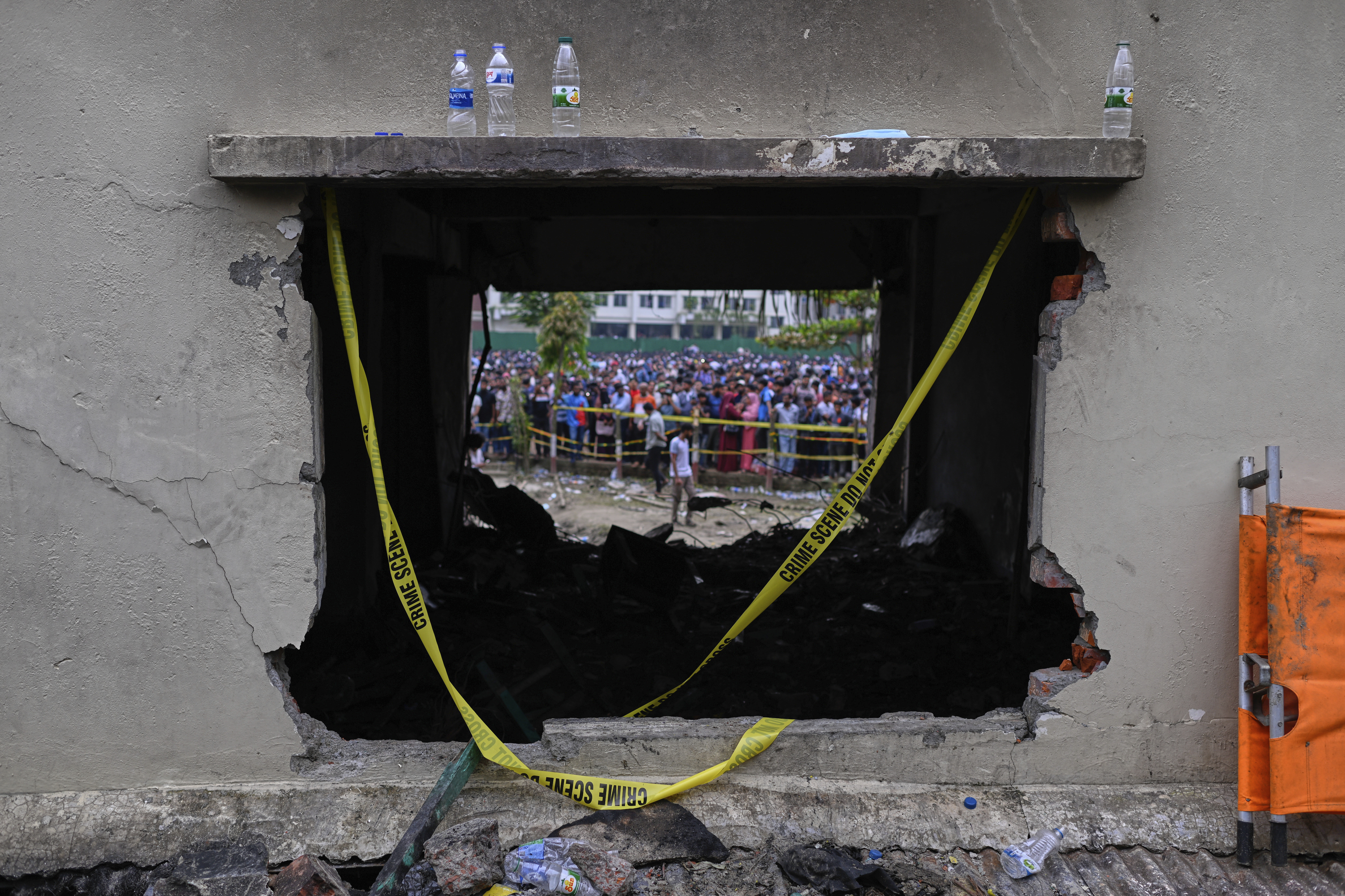 стотици ученици протестираха в близост до мястото на катастрофата на