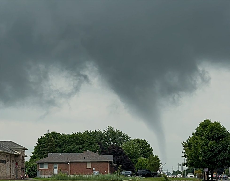 Тежките метеорологични изследователи казват че слабо торнадо се е докоснало