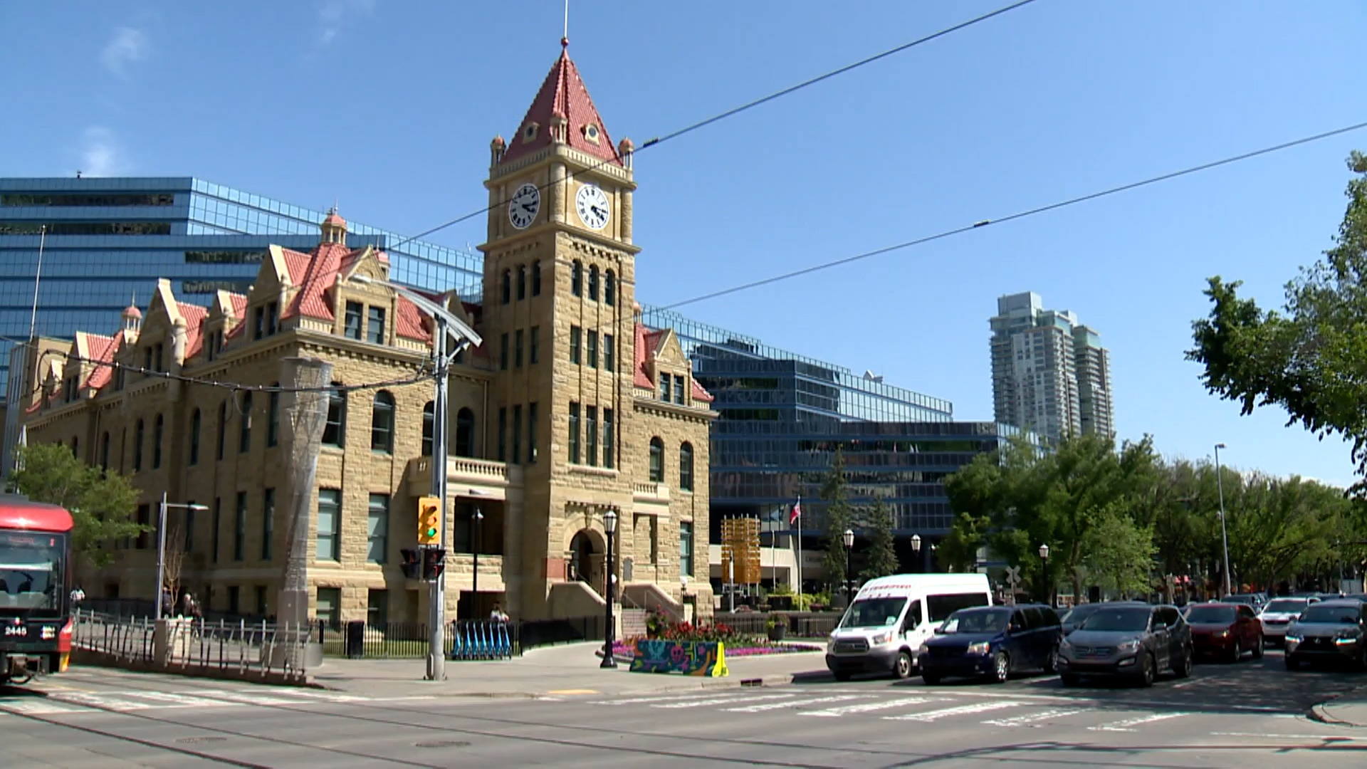 Обхватът на това колко град Калгари плаща своя най добър бюрократ