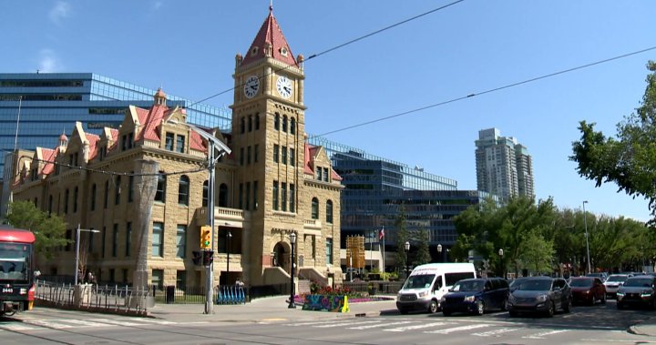 Обхватът на това колко град Калгари плаща своя най добър бюрократ