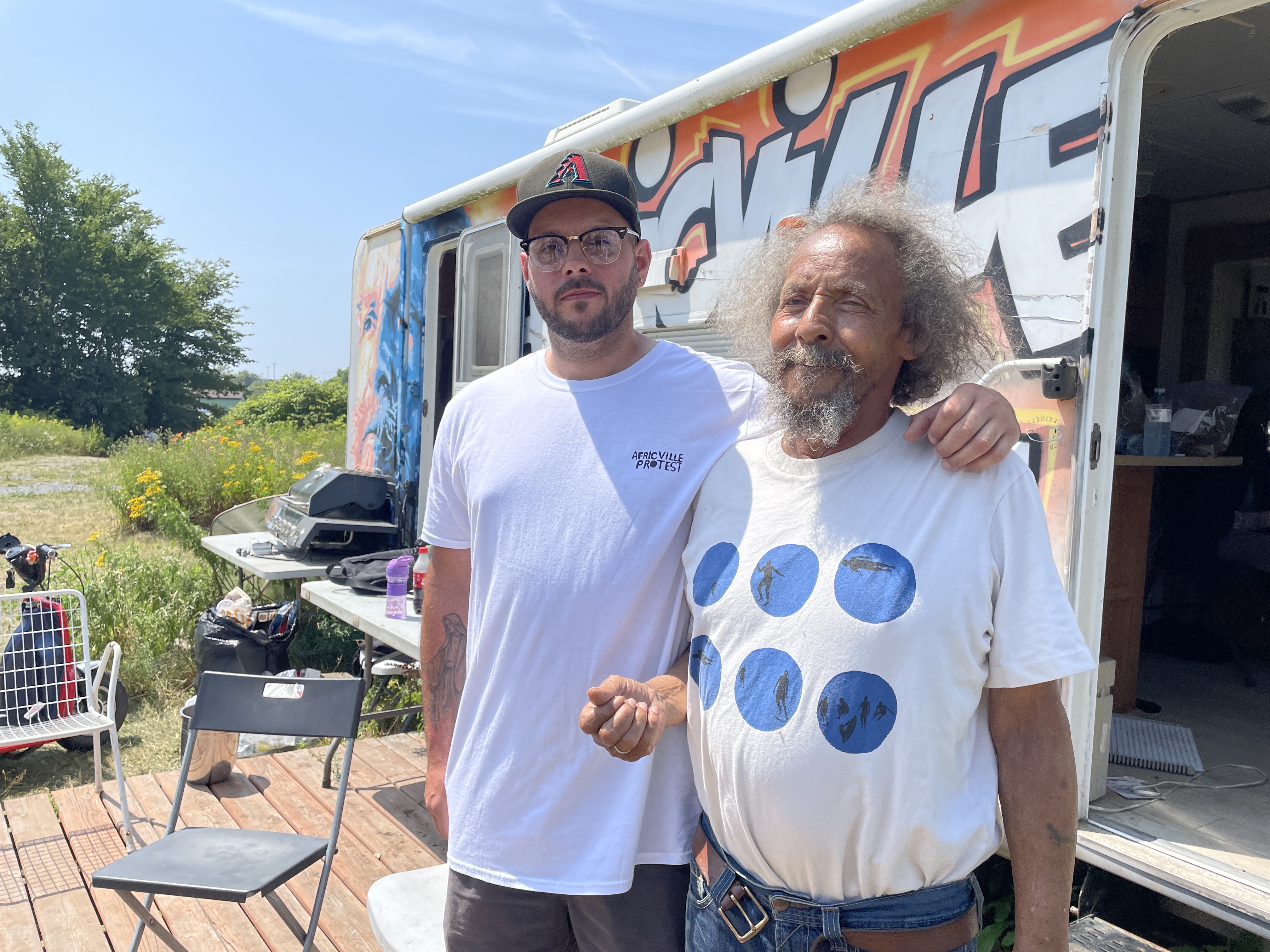 бивши жители на Africville и техните потомци се събират зад