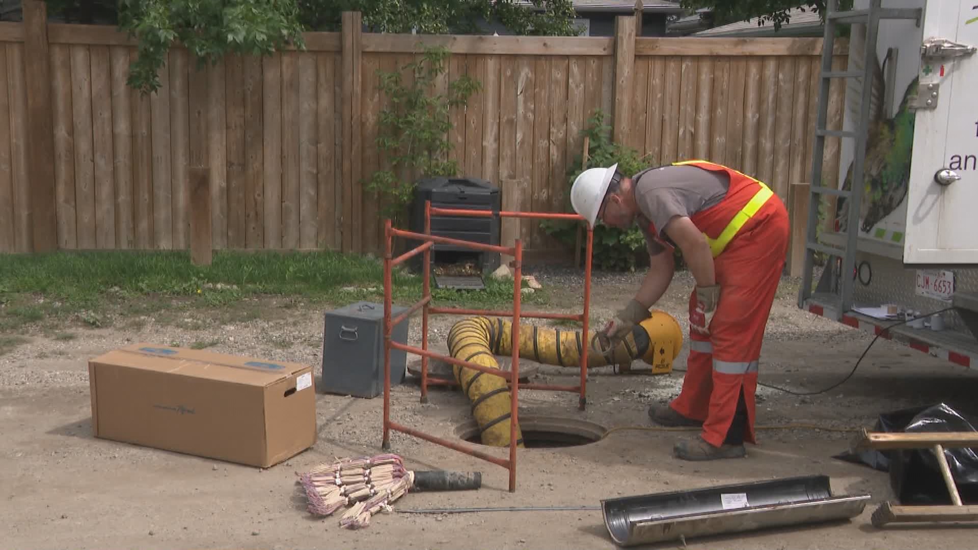 Това е основен в югозападната общност на Калгари в Lakeview