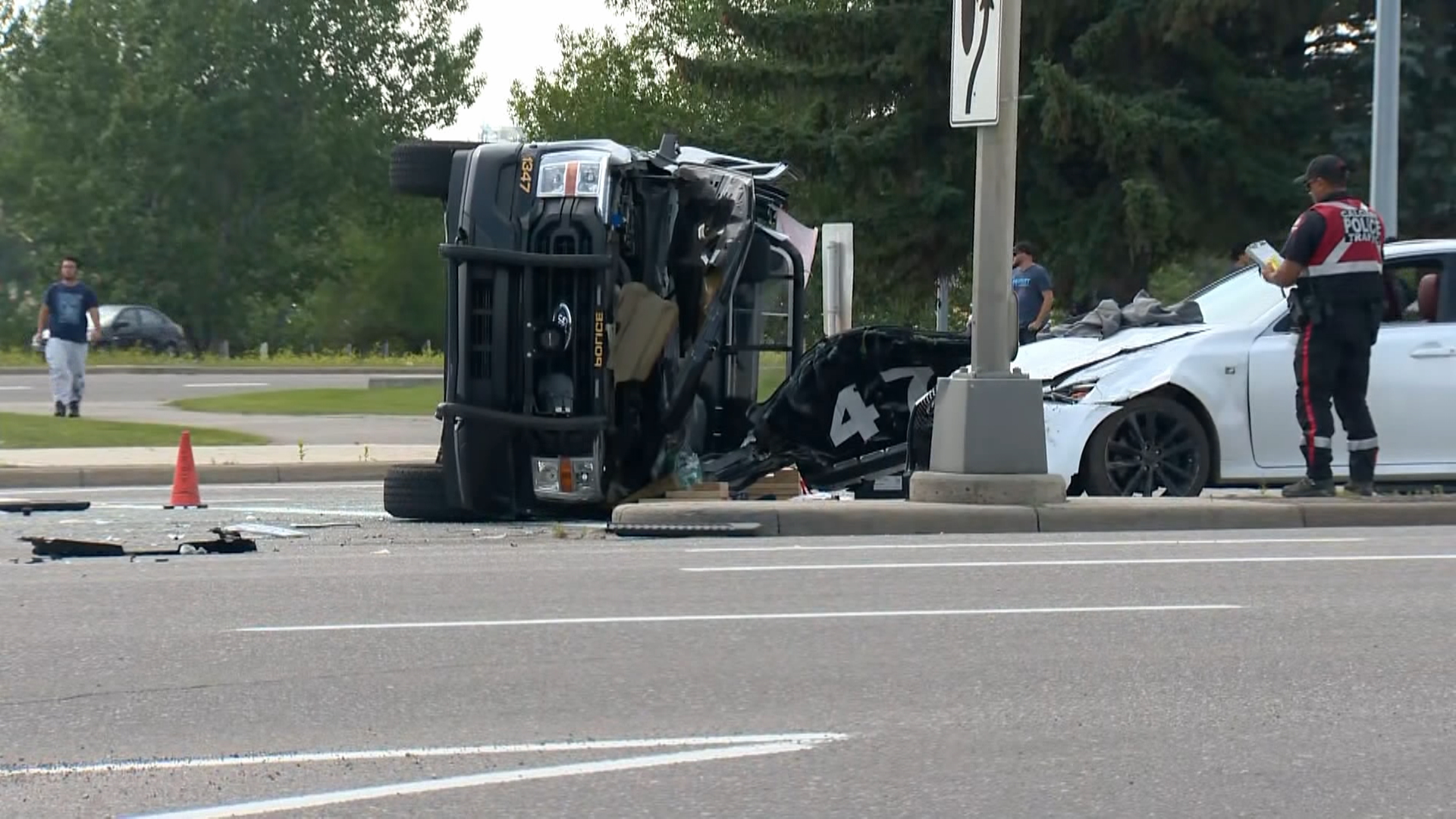 катастрофа която изпрати полицейски служител в Калгари в болница затвори