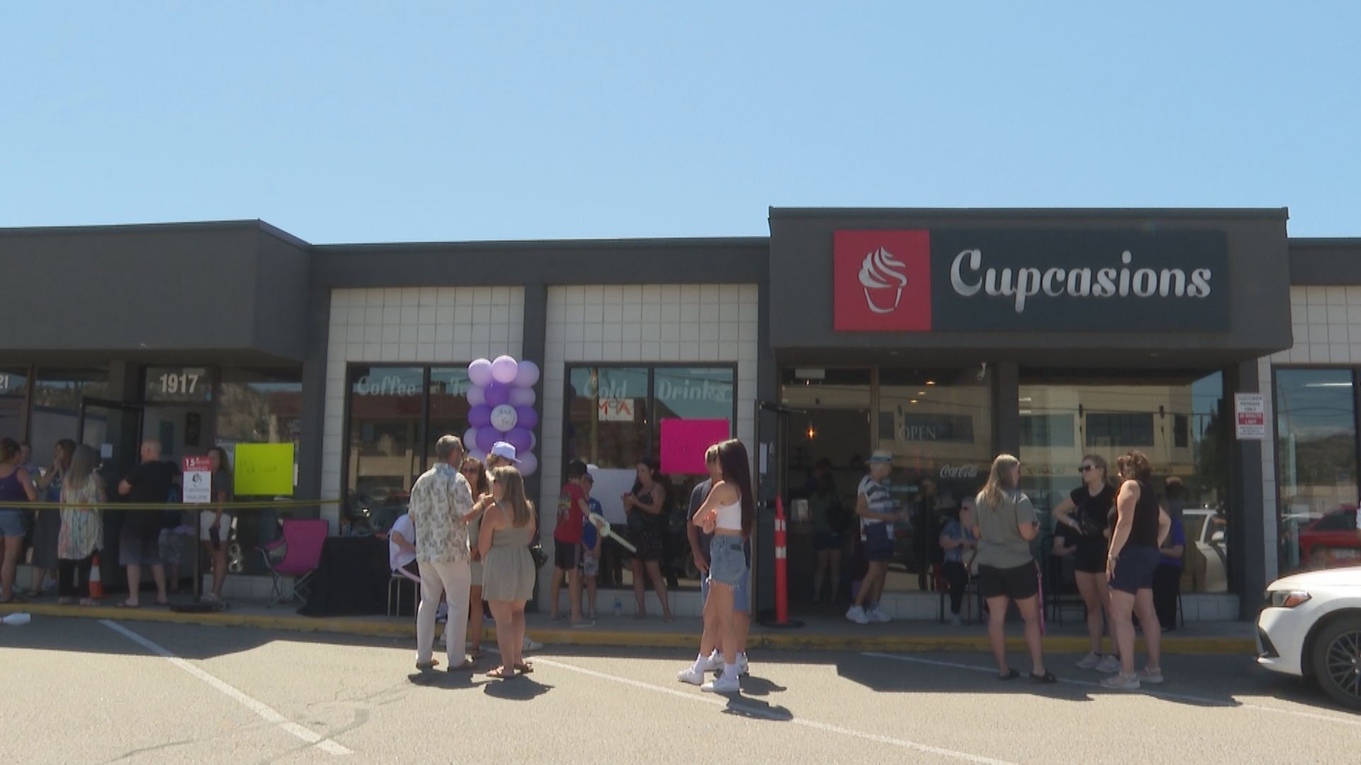 Безкраен поток от хора тече през вратите на кецовете ръчни