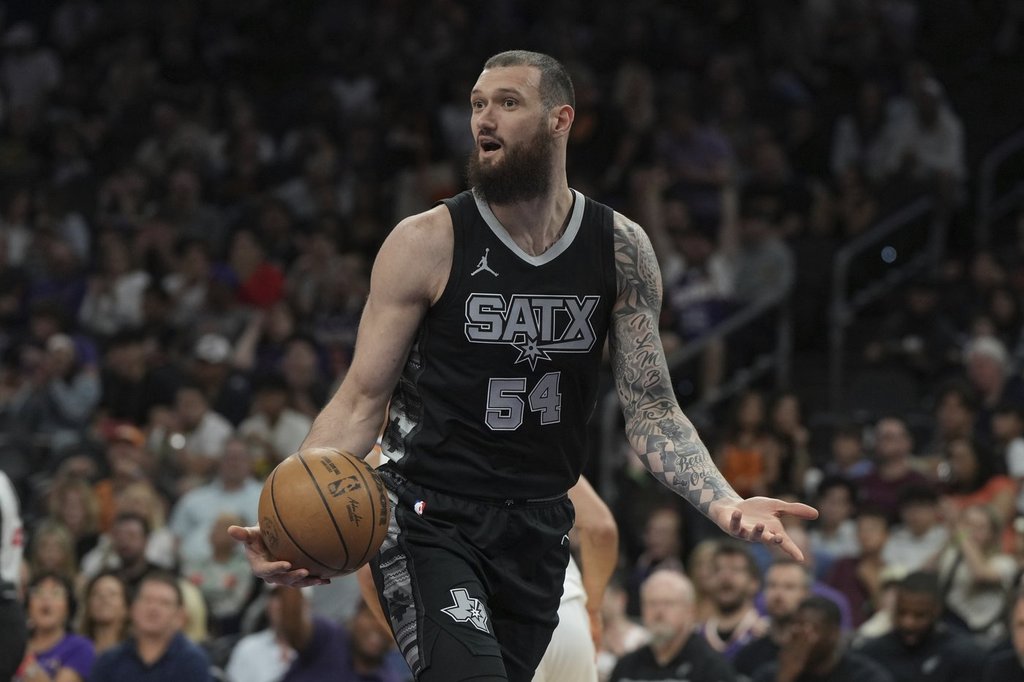 TORONTO – The Toronto Raptors have signed free agent forward centre