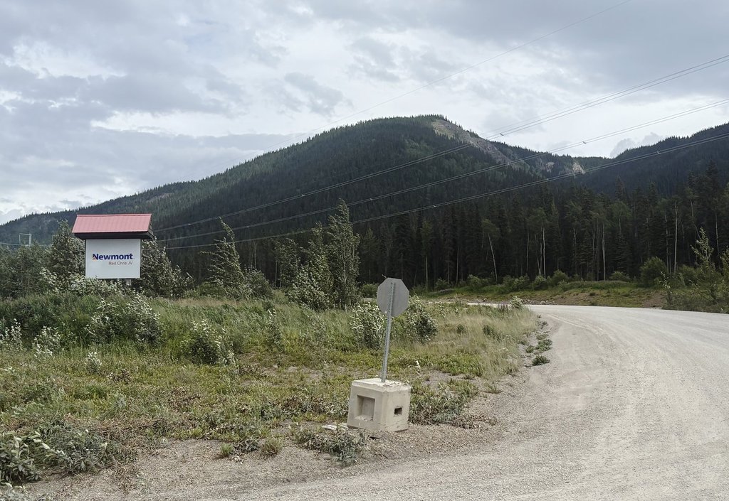 трима миньори остават в капан под земята в четвъртък в