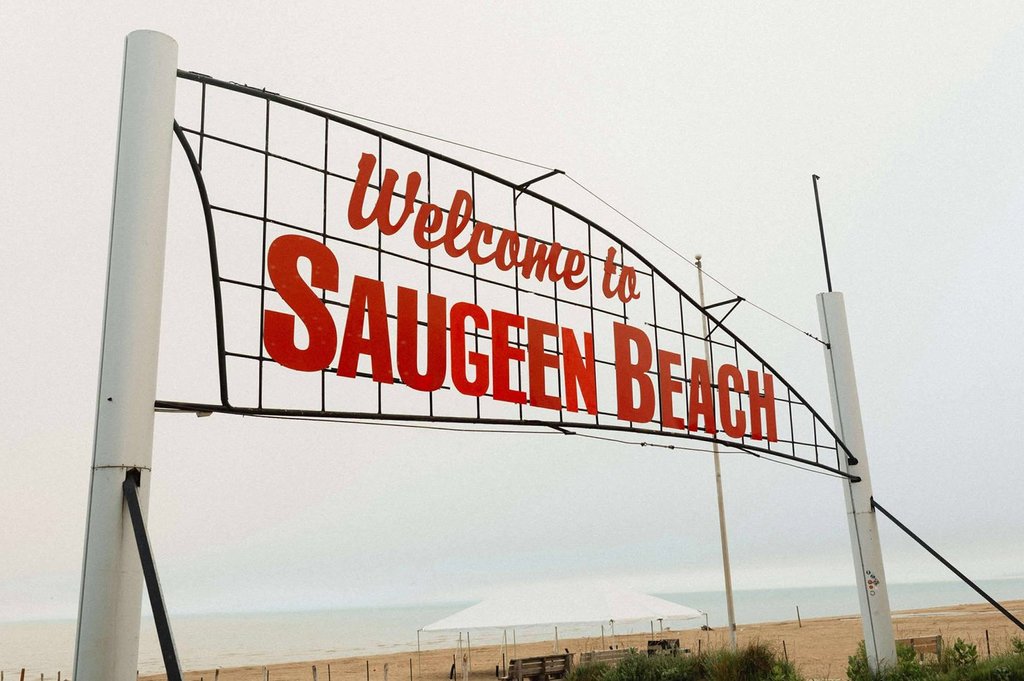 забележителен знак на популярен плаж Онтарио беше променен точно преди