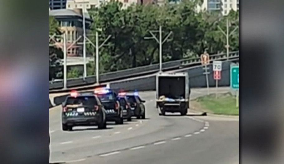 Случаят на полицейски служител в Калгари обвинен в две обвинения