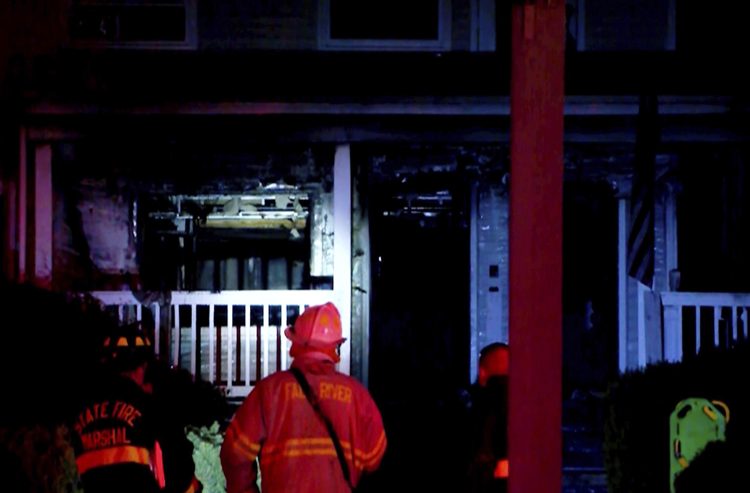 Пожар разкъсан през съоръжение за подпомагане на живот в Масачузетс