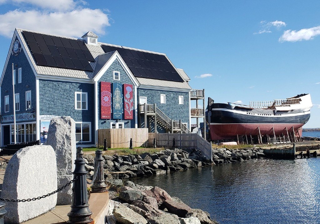 Възстановена реплика на ветроходния кораб с квадрат която предизвика вълна