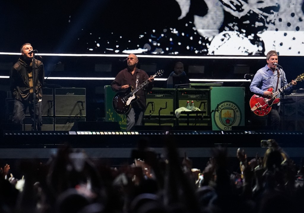 оазис завърши 16 годишен хиатус в петък с удачно мощно пътуване