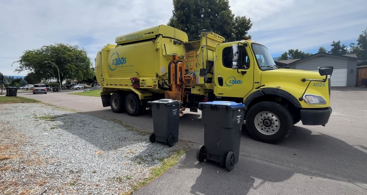 пожар който избухна вътре в камион за рециклиране в Келовна